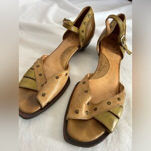 JOHN FLUEVOG- Gold and Olive Sandals- 8.5